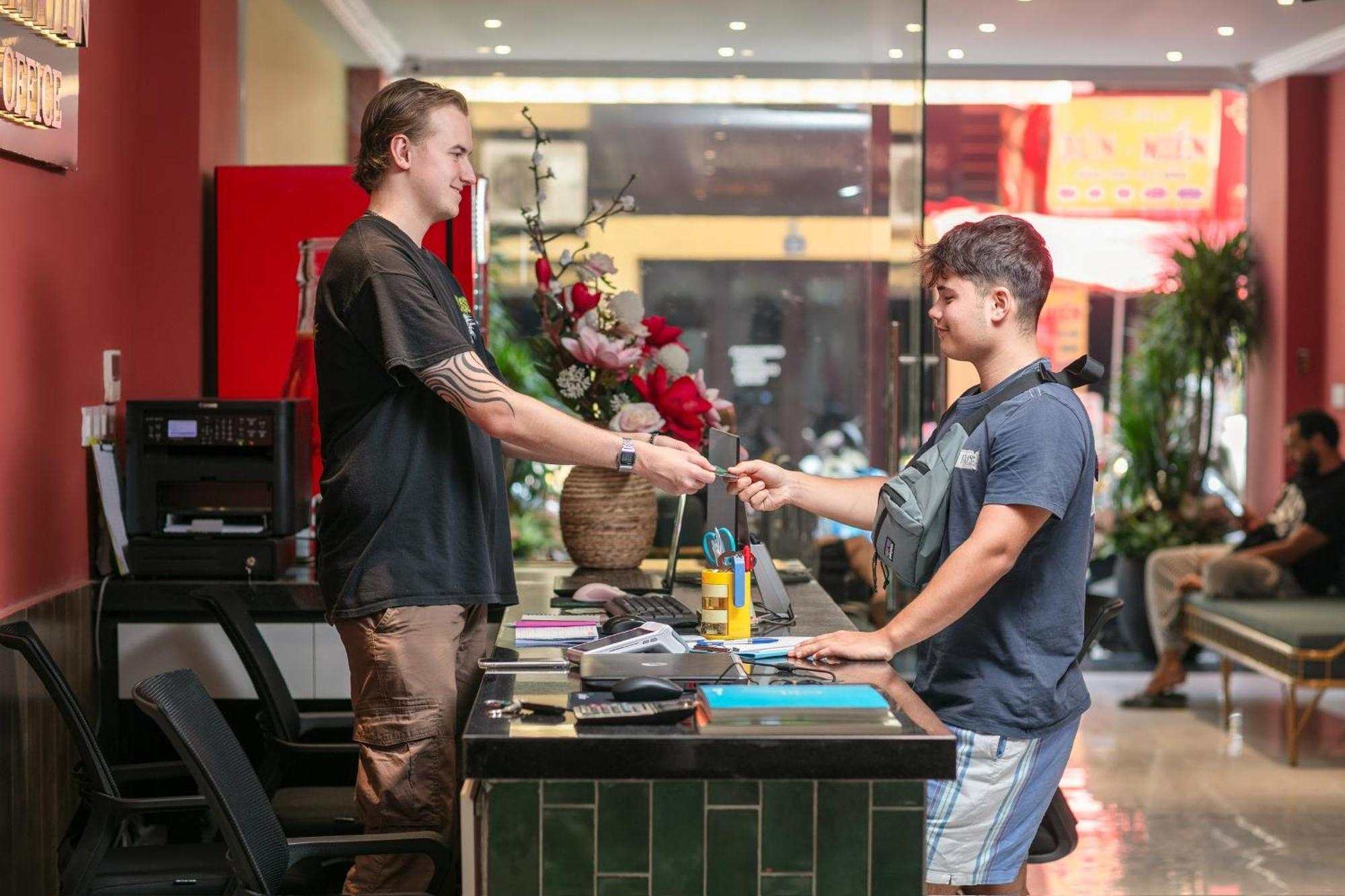 Lakeview Backpackers Hostel & Rooftop Bar Hanoi Esterno foto