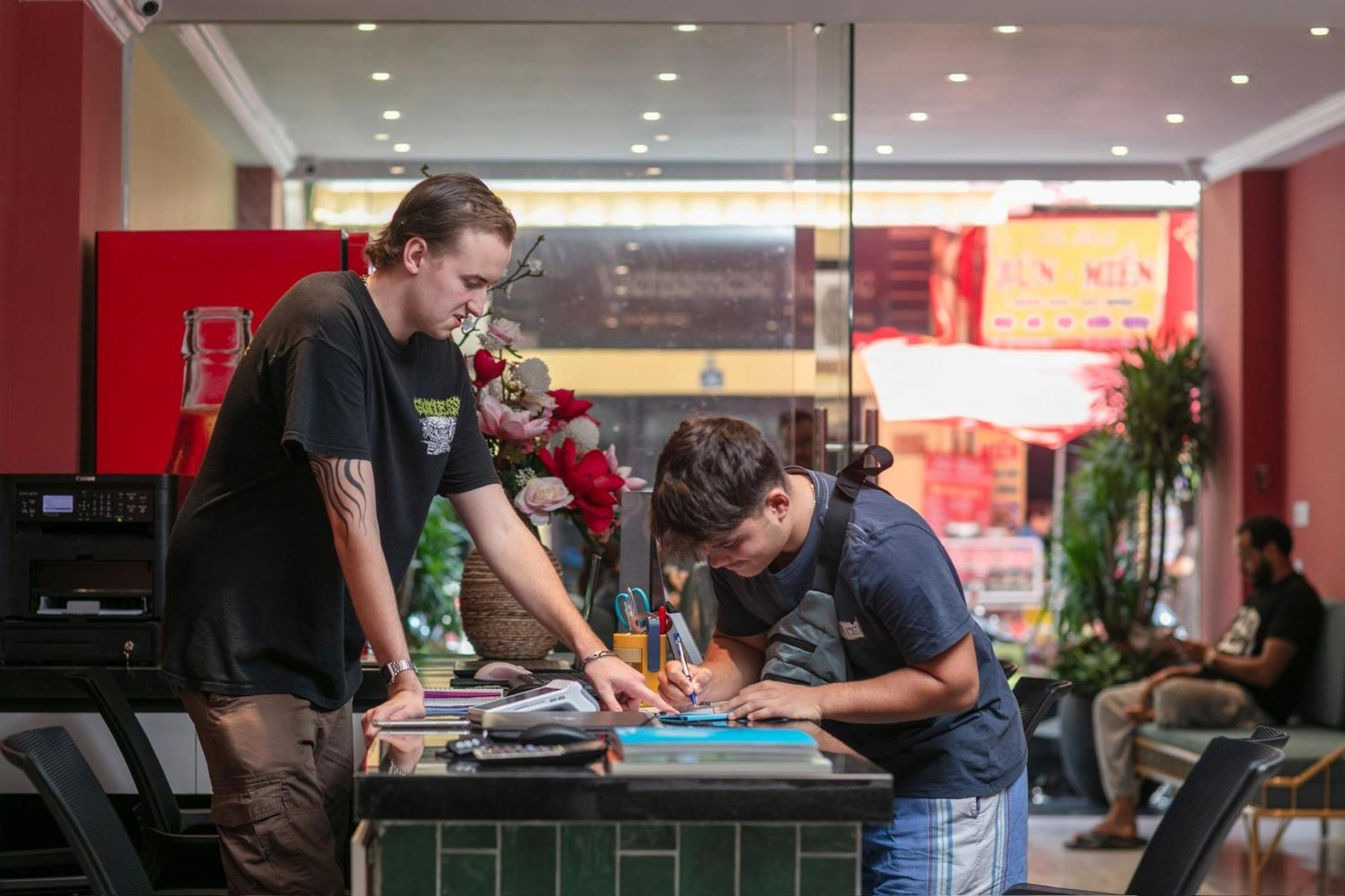 Lakeview Backpackers Hostel & Rooftop Bar Hanoi Esterno foto