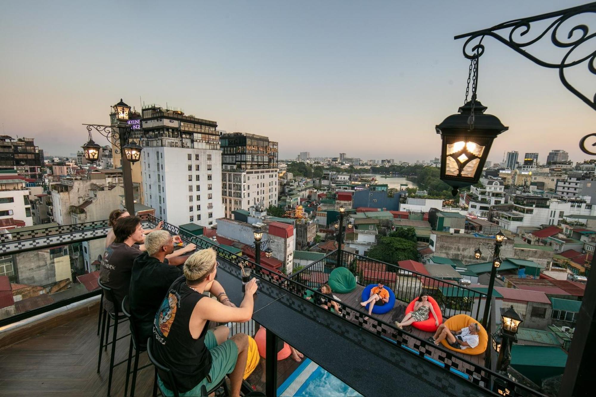 Lakeview Backpackers Hostel & Rooftop Bar Hanoi Esterno foto