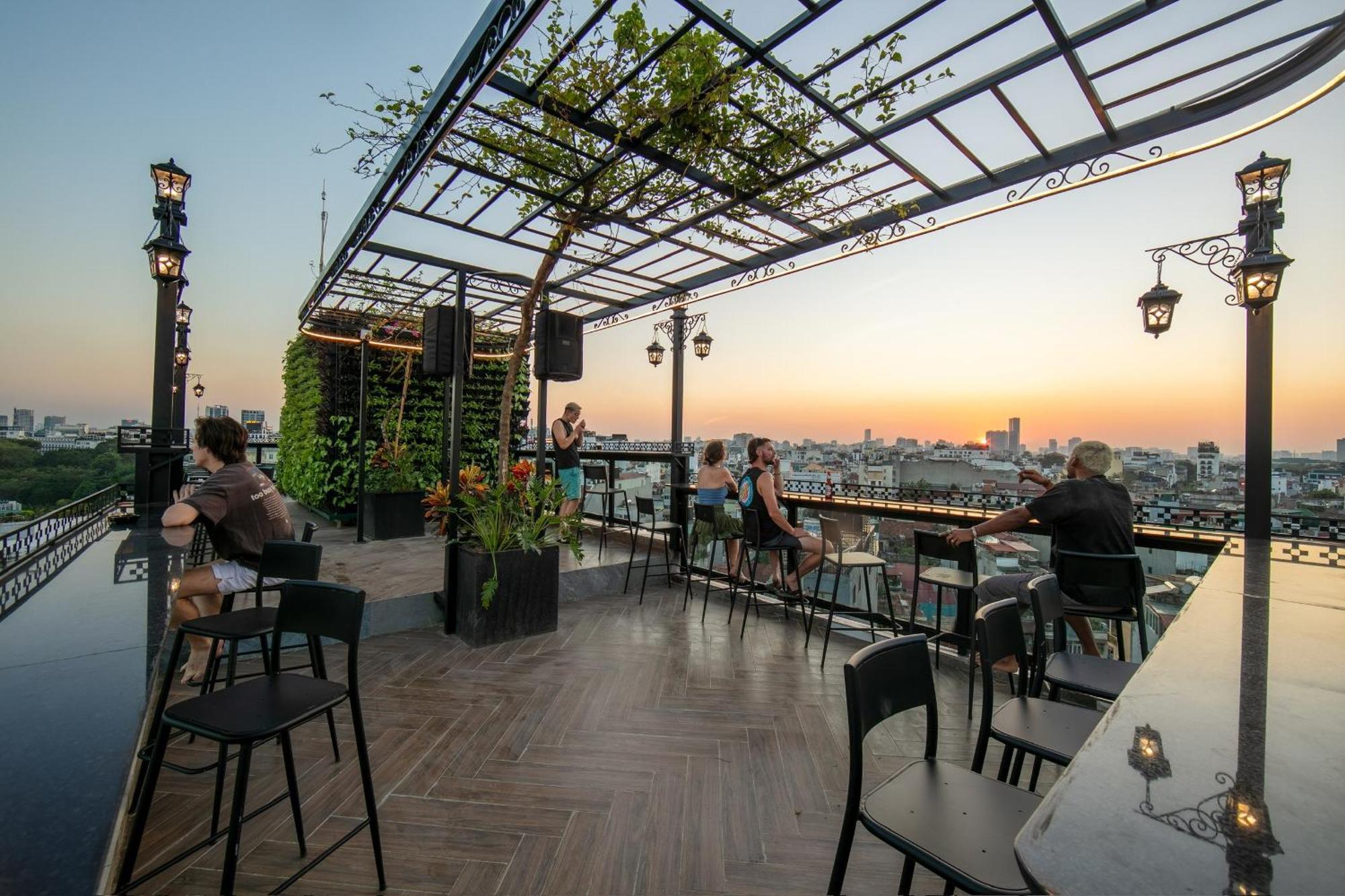 Lakeview Backpackers Hostel & Rooftop Bar Hanoi Esterno foto