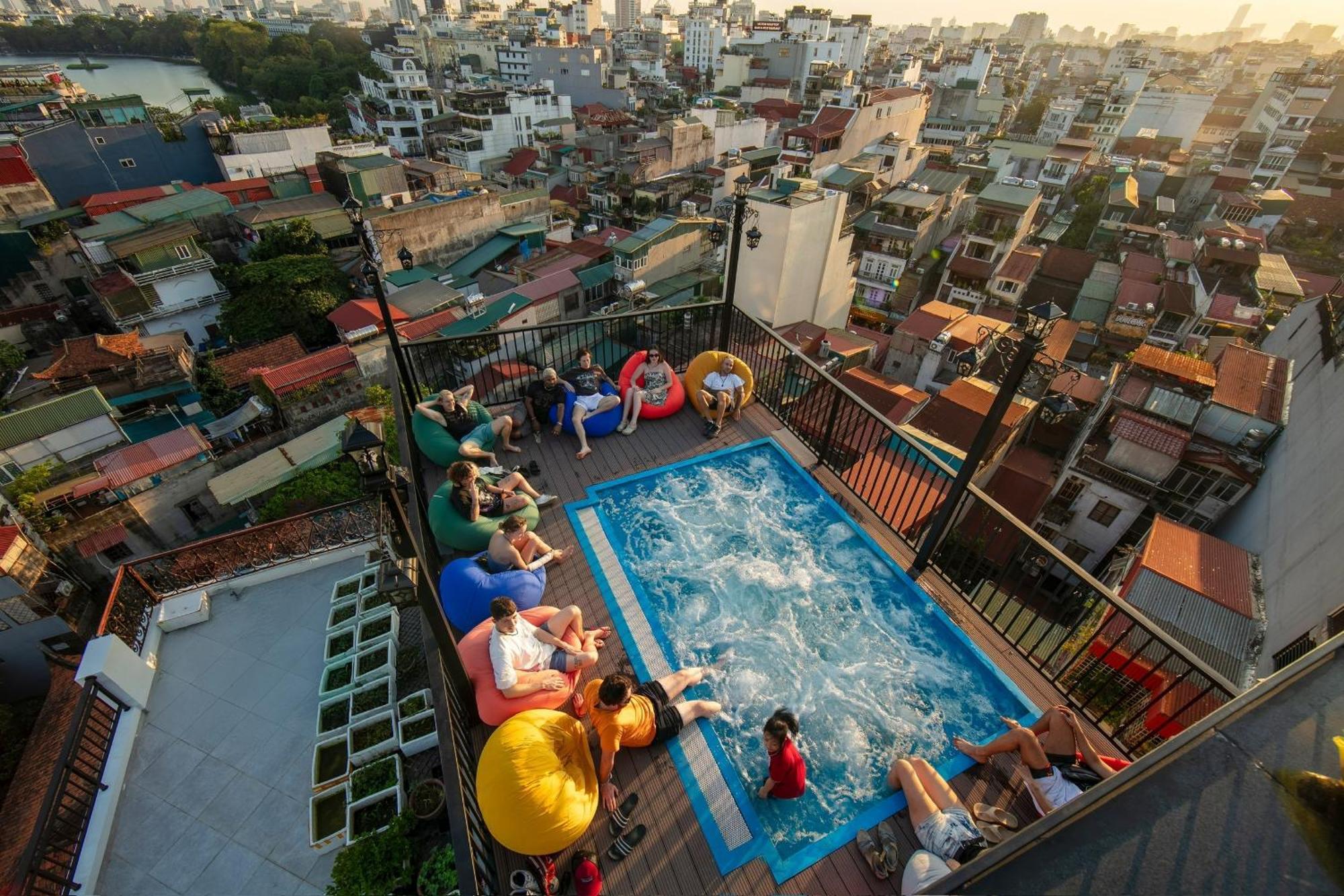 Lakeview Backpackers Hostel & Rooftop Bar Hanoi Esterno foto
