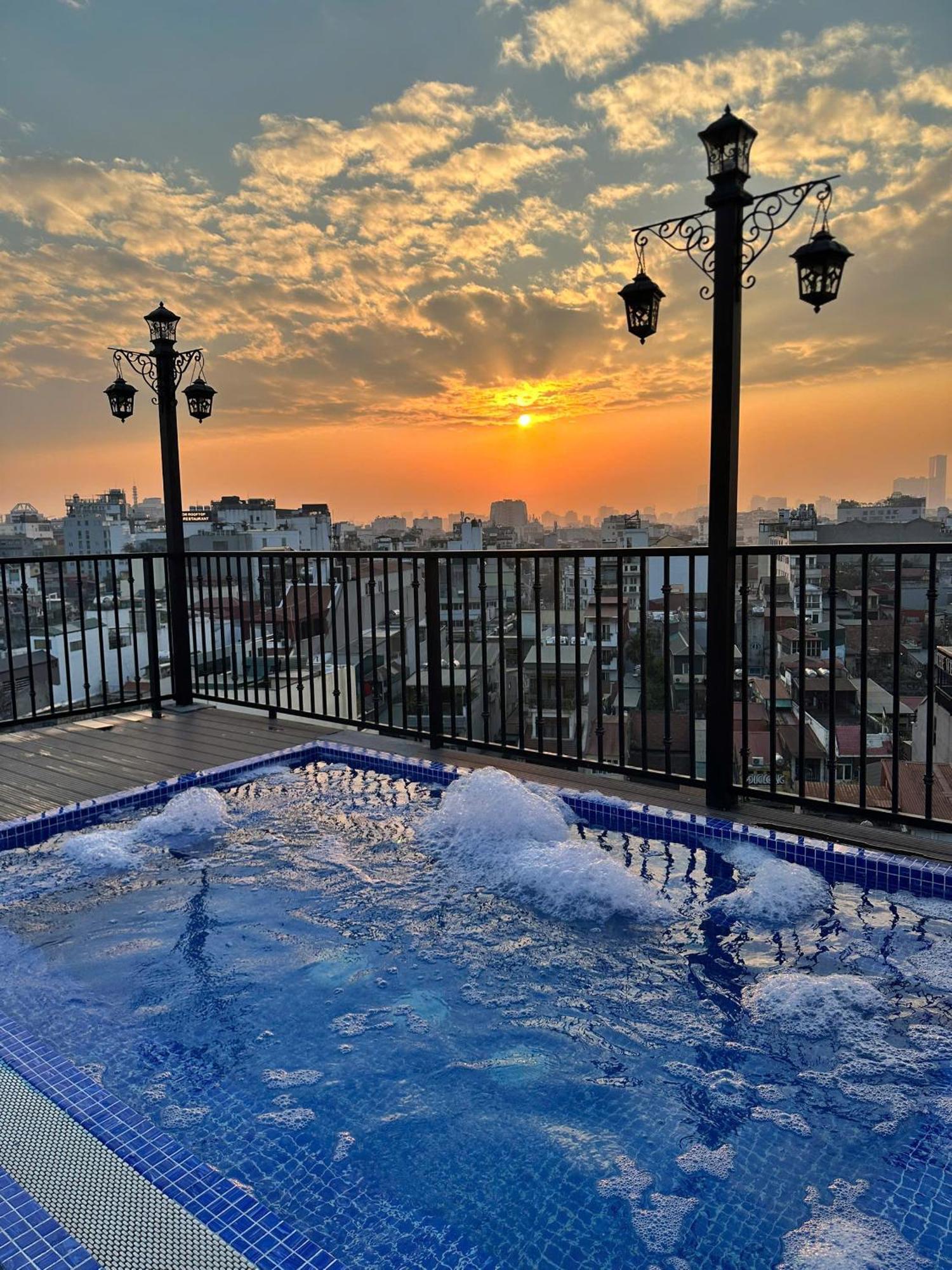 Lakeview Backpackers Hostel & Rooftop Bar Hanoi Esterno foto